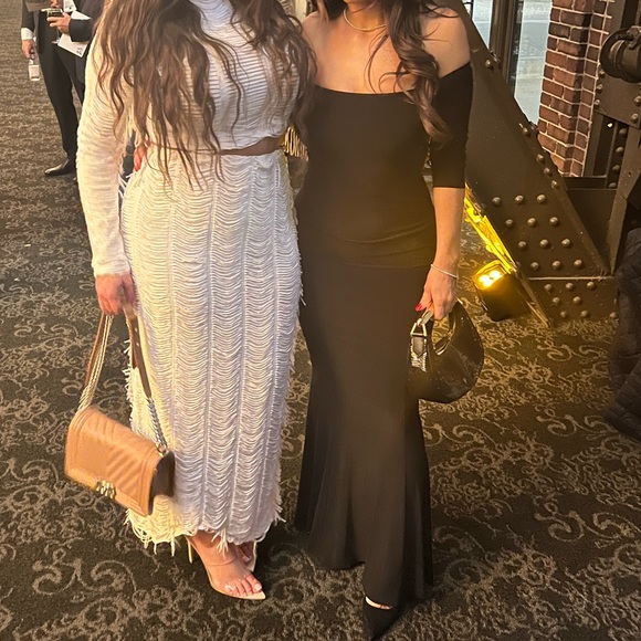 Norma Kamali Off the Shoulder Fishtail Gown in Black
size Small - Picture 4 of 4